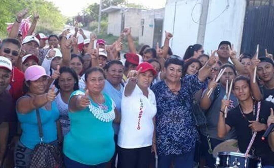 Con gorra roja, la candidata Rosely "Chely" Magaña Martínez. (FOTO: Especial)