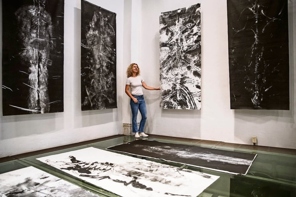 En los monotipos en blanco y negro se vislumbran siluetas de un cuerpo humano, que es el de la propia Sandra Pani. Foto: Germán Espinosa / El Universal