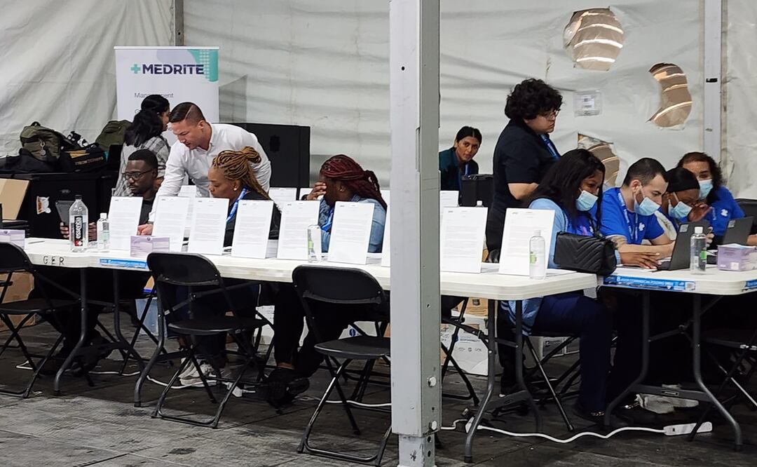 Funcionarios trabajan hoy en el nuevo alojamiento gigante para migrantes de Creedmoor, en el barrio de Queens, Nueva York. Foto: EFE