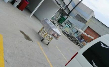 Guardias del IMSS y funerarios discuten... ¡y dejan féretro expuesto al sol!