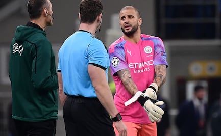 Defensa del City termina de portero en juego de Champions League