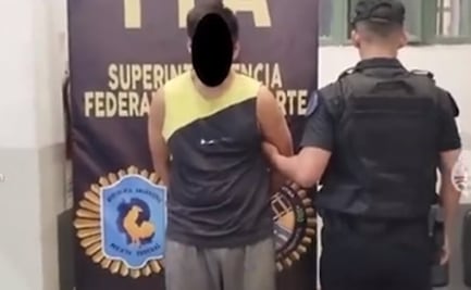 VIDEO: Pasajeros golpean a ladrón que intentó robar el celular de una mujer en Argentina