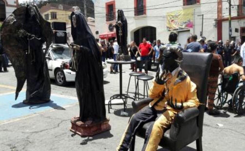 Protestan con cumbia y sangre por derribo de capilla de la Santa Muerte