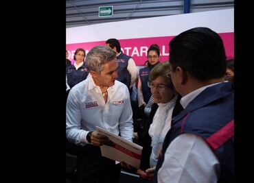 Mancera entrega escrituras en la Jornada Notarial 2016