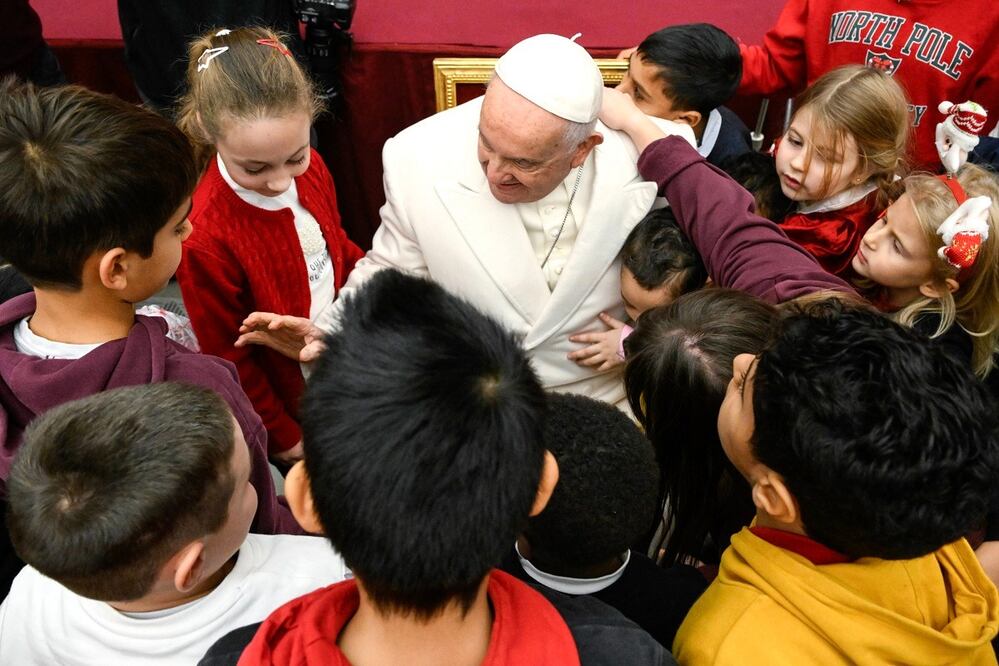 El papa Francisco, durante una audiencia con niños del Dispensario Pediátrico de Santa Marta, en El Vaticano. Los niños le dieron un pastel al Papa por su cumpleaños. FOTO: EFE
