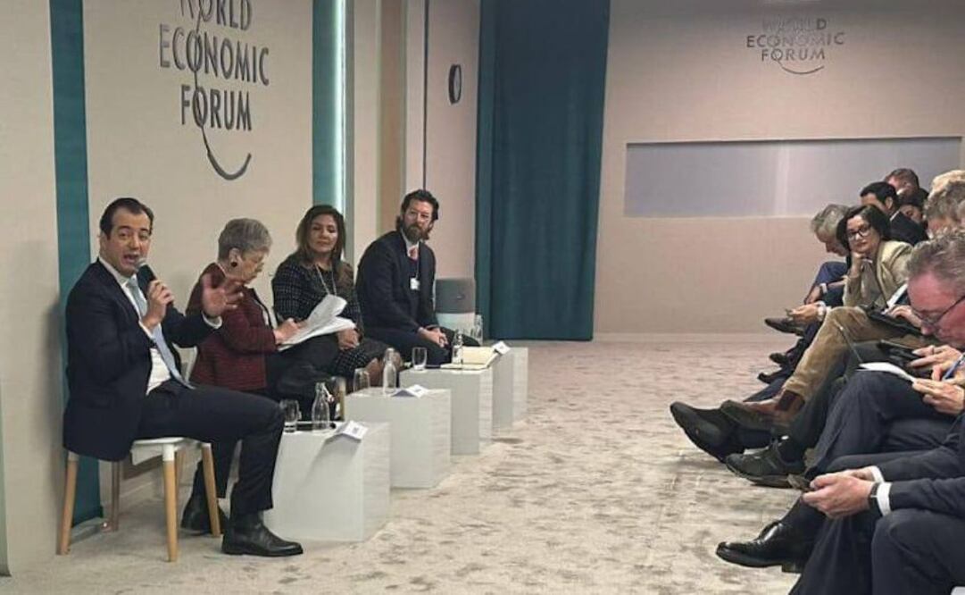 Luis Rosendo Gutiérrez Romano junto a empresarios durante el Foro Económico Mundial. Foto: especial