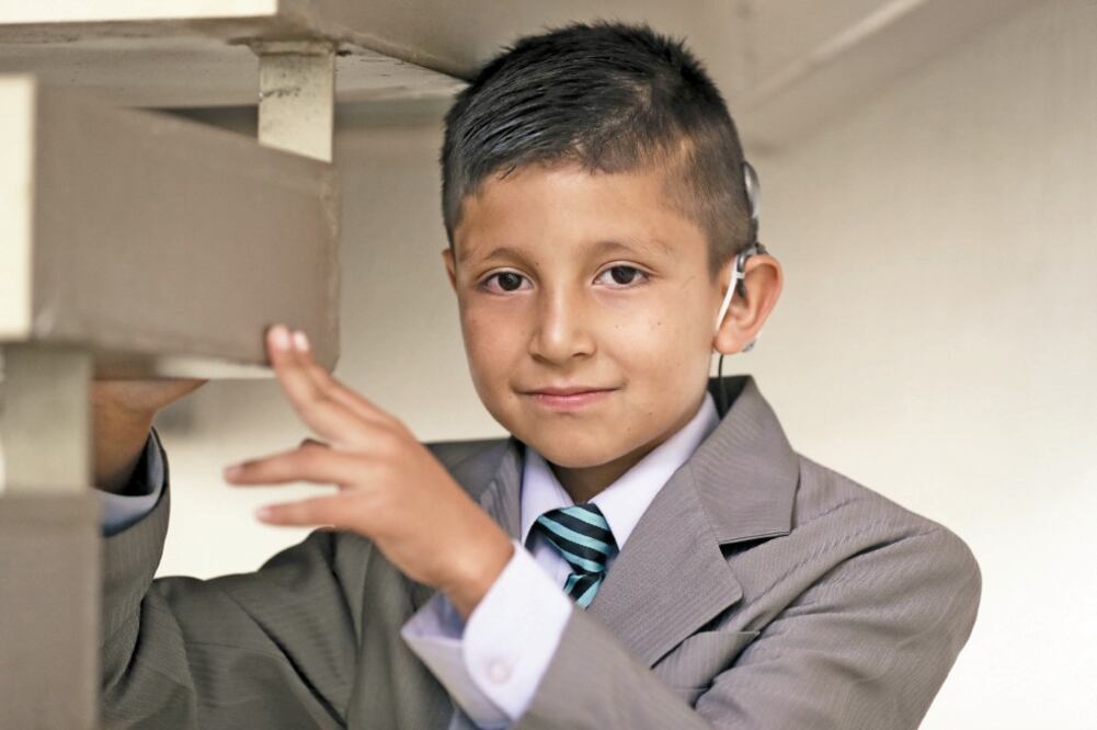Giancarlo Marín puede ir a la escuela como otros niños, porque ahora escucha a sus maestros. (FOTOS: JUAN CARLOS REYES. EL UNIVERSAL)