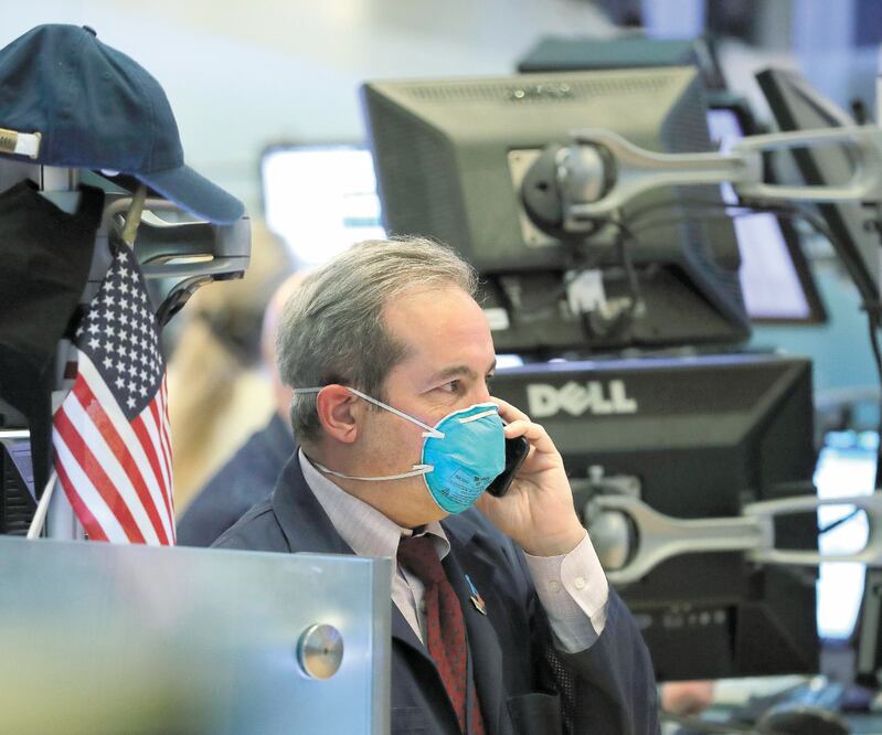Un corredor de bolsa en Nueva York trabaja con mascarilla ante la contingencia sanitaria por la pandemia. Foto: LUCAS JACKSON. REUTERS