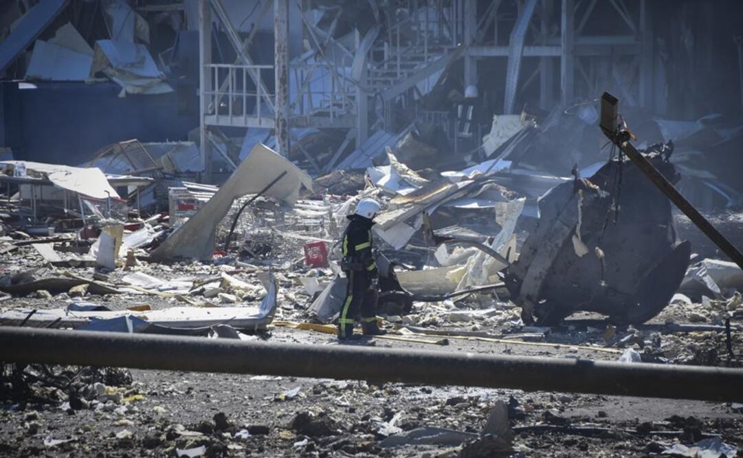 Bombero ucraniano trabaja cerca de un edificio destruido a las afueras de Odesa, Ucrania. Foto: AP