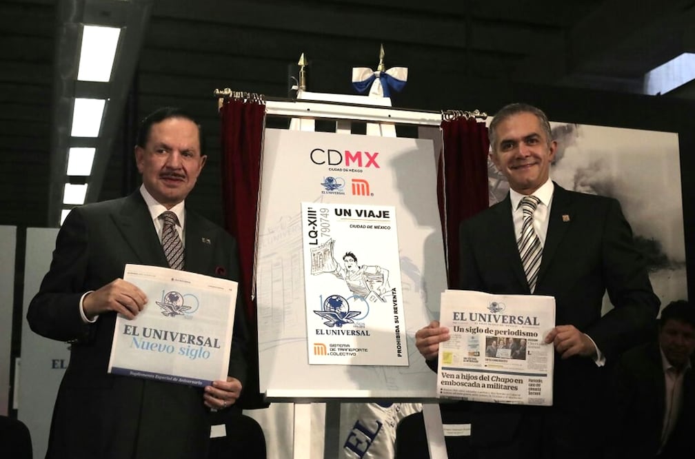 El Presidente Ejecutivo y del Consejo de Administración de EL UNIVERSAL, Licenciado Juan Francisco Ealy Ortiz, y el  jefe de Gobierno capitalino, Miguel Ángel Mancera, durante la presentación del boleto conmemorativo por los 100 años de El Gran Diario de México.