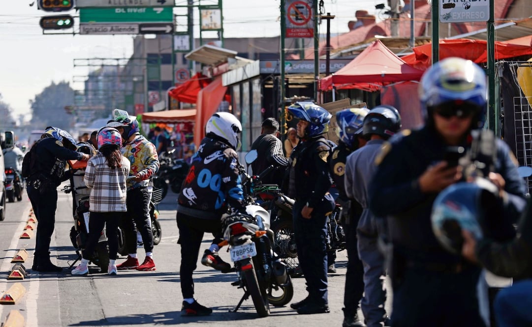 Elementos de la SSC revisan a bikers en la zona de Anillo de Circunvalación y también el Eje 1 Norte. Foto: Diego Simón Sánchez | El Universal