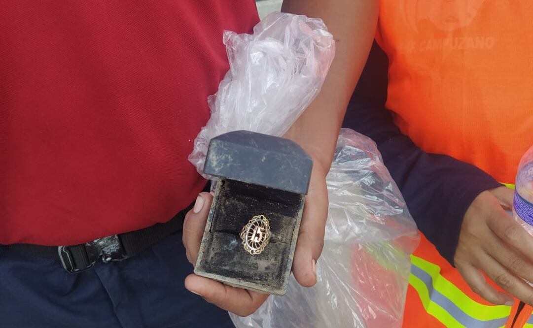 El Escuadrón de Búsqueda y Rescate de Cuautla Morelos, EMRU, encontró entre los escombros el anillo de quinceañera y documentos de Arely. Foto: Especial