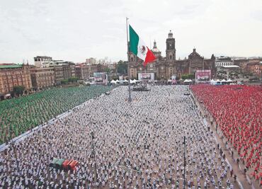 Llegan al Zócalo participantes para la Clase Nacional de Box; Sheinbaum y leyendas la encabezan