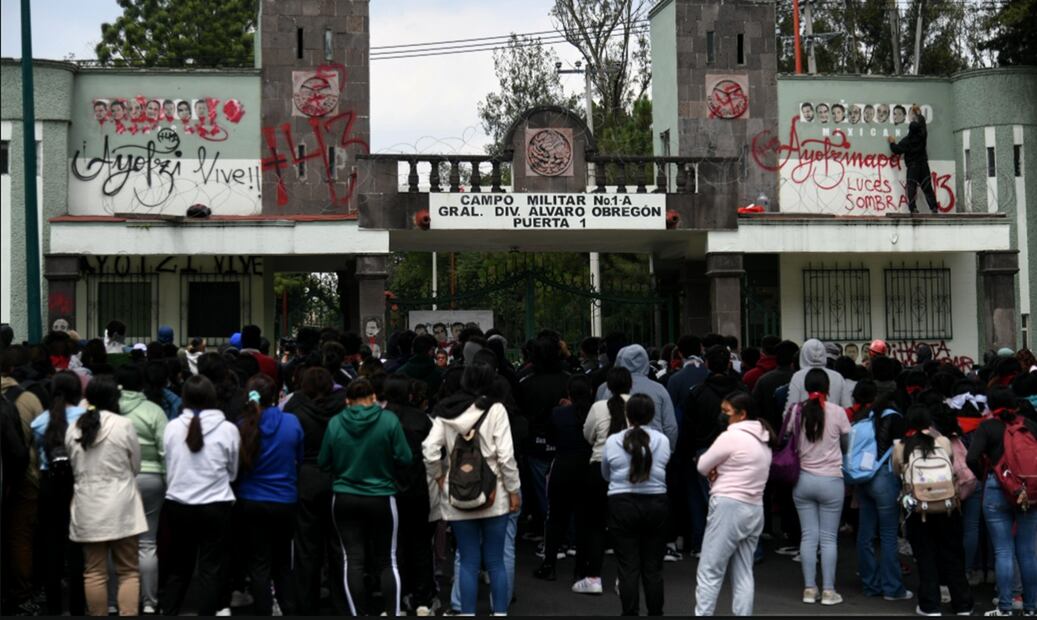 Normalistas de Ayotzinapa derribaron la puerta del Campo Militar Número Uno, con un camión que posteriormente incendiaron, en el marco al onceavo aniversario de la desaparición de los 43 estudiantes, en la Ciudad de México, el 25 de septiembre de 2025. Foto: Salvador Cisneros/EL UNIVERSAL