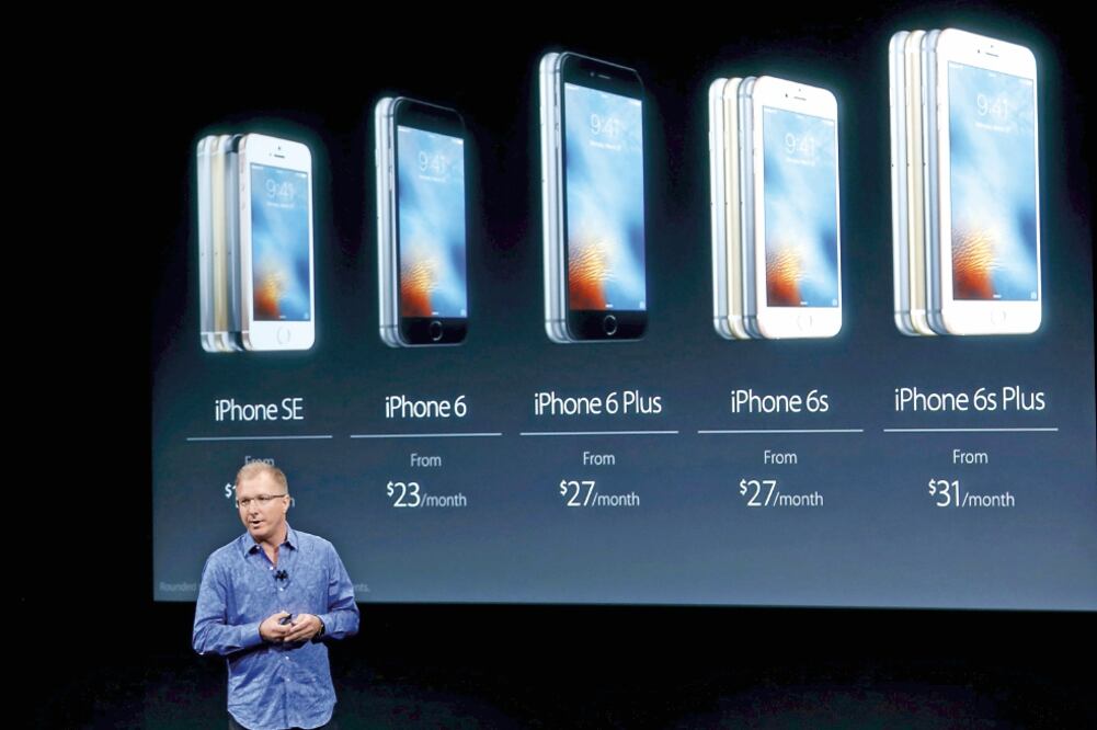 Greg Joswiak, vicepresidcente de Apple, durante la presentación del iPhone SE. (FOTO: STEPHEN LAM. REUTERS)