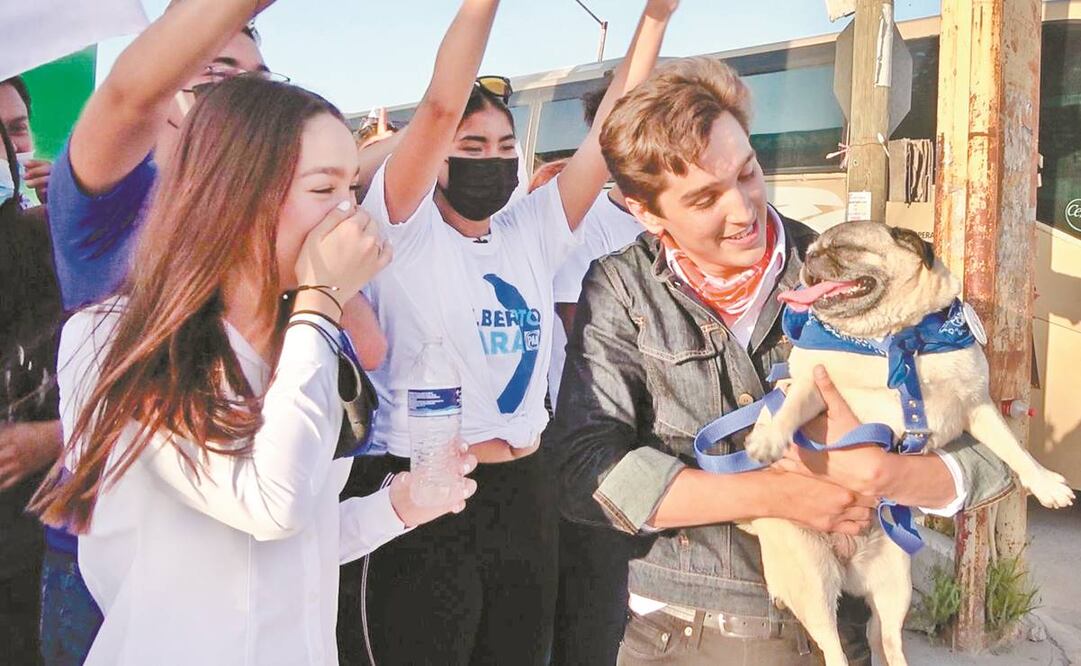 La cachorra recibe regalos por parte de los simpatizantes, quienes le han regalados juguetes y peluches. Foto: Especial.
