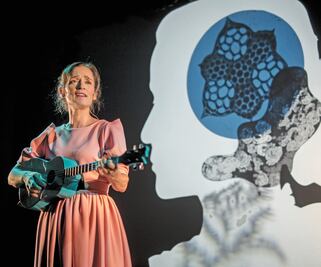 Julieta Venegas muestra su amor, pero de lejos