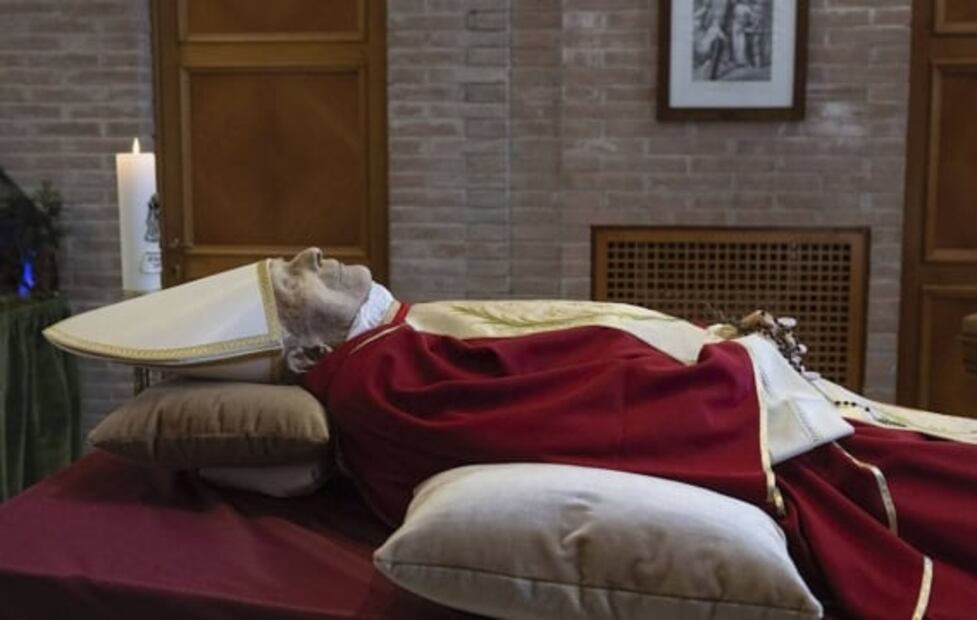 Con casulla pontificia y sin palio, así se ve el cuerpo Benedicto XVI en primeras fotos difundidas por el Vaticano