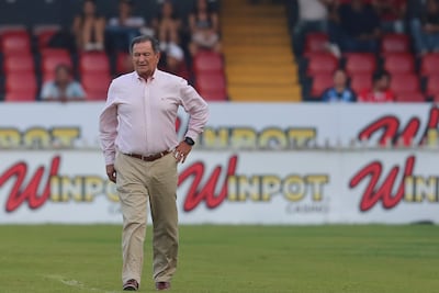 Enrique Meza presenta renuncia como técnico de Veracruz