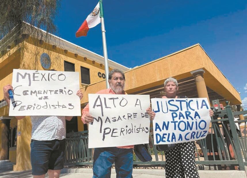 Periodistas mexicanos desplazados por la violencia protestaron en el consulado de México en Las Vegas contra el asesinato de Antonio de la Cruz y exigieron justicia para su compañero.