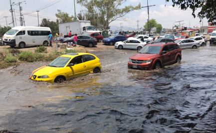 Inundación por lluvias provoca caos vial en Avenida Central a la altura de Río de los Remedios 