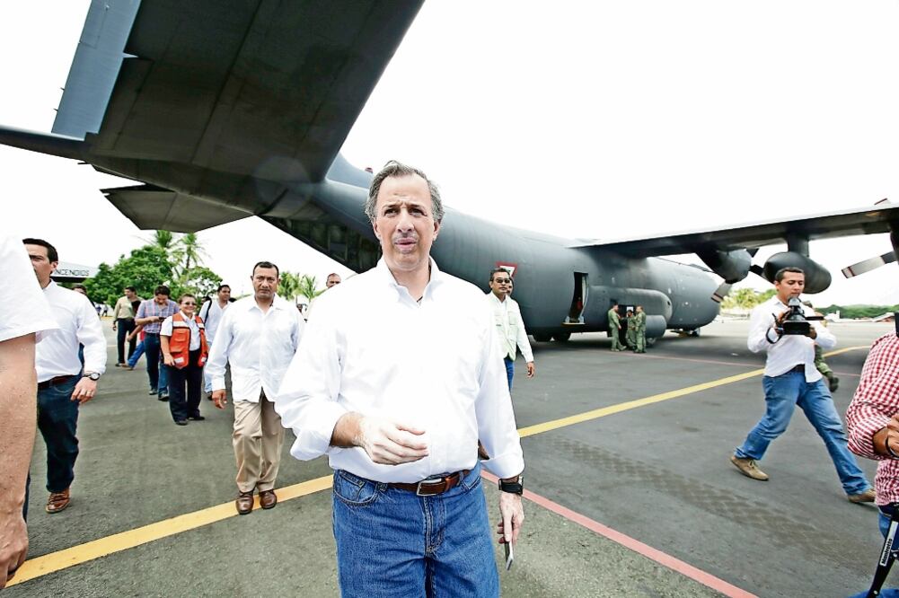 José Antonio Meade, titular de la Sedesol, inspeccionó el embarque de 36 toneladas de grano y alimentos en dos aviones Hércules de la Fuerza Aérea Mexicana
