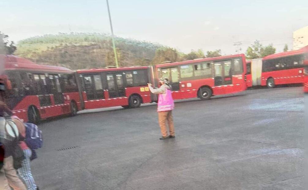 Dos camiones de la línea 1 del transporte Metrobús chocaron. Foto: Especial