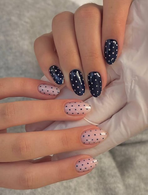 Uñas polka dot. Foto: Etsy