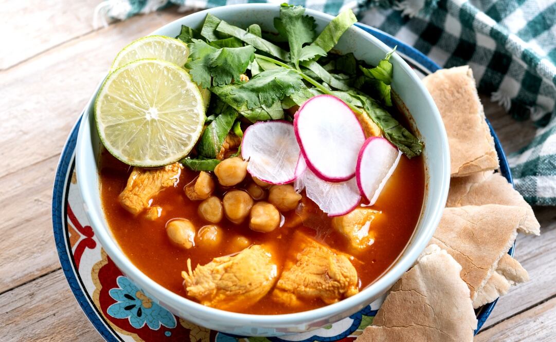 El secreto de un buen pozole rojo es la salsa. Foto: Freepik