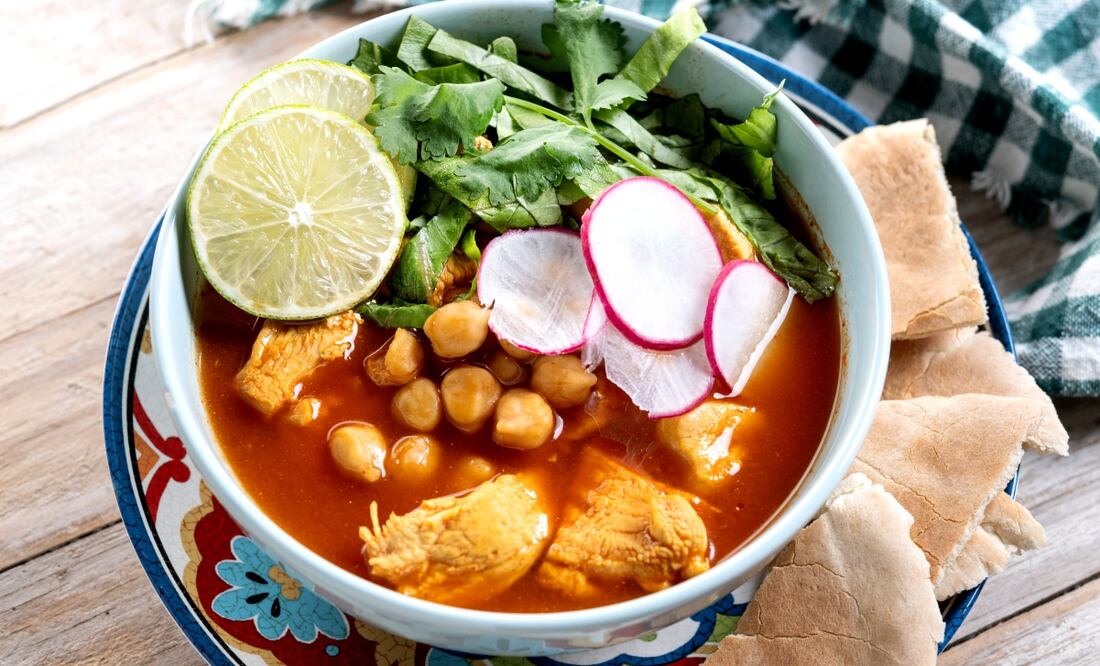 El secreto de un buen pozole rojo es la salsa. Foto: Freepik