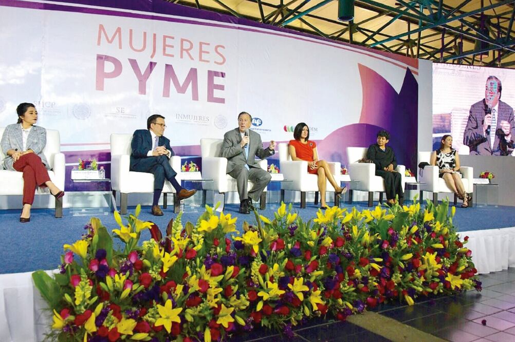 Acompañado del titular de Economía, Ildefonso Guajardo, el secretario de Hacienda, José Antonio Meade, participó en el evento Mujer Pyme, donde manifestó que hacer cortes periódicos al TLCAN es una buena idea. (CORTESÍA)