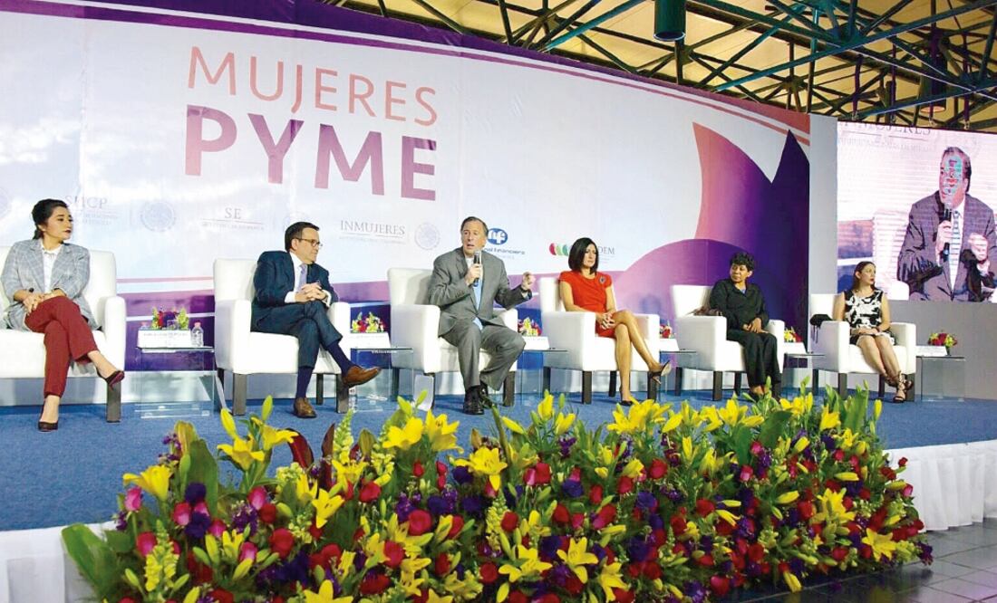 Acompañado del titular de Economía, Ildefonso Guajardo, el secretario de Hacienda, José Antonio Meade, participó en el evento Mujer Pyme, donde manifestó que hacer cortes periódicos al TLCAN es una buena idea. (CORTESÍA)