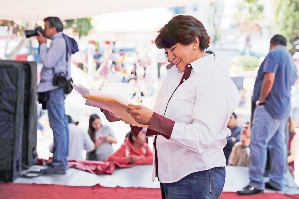 La candidata del Movimiento Regeneración Nacional visitó ayer los municipios de Xonacatlán, Otzolotepec y Temoaya, de origen otomí y con la población más pobre de la entidad (IRVIN OLIVARES. EL UNIVERSAL)