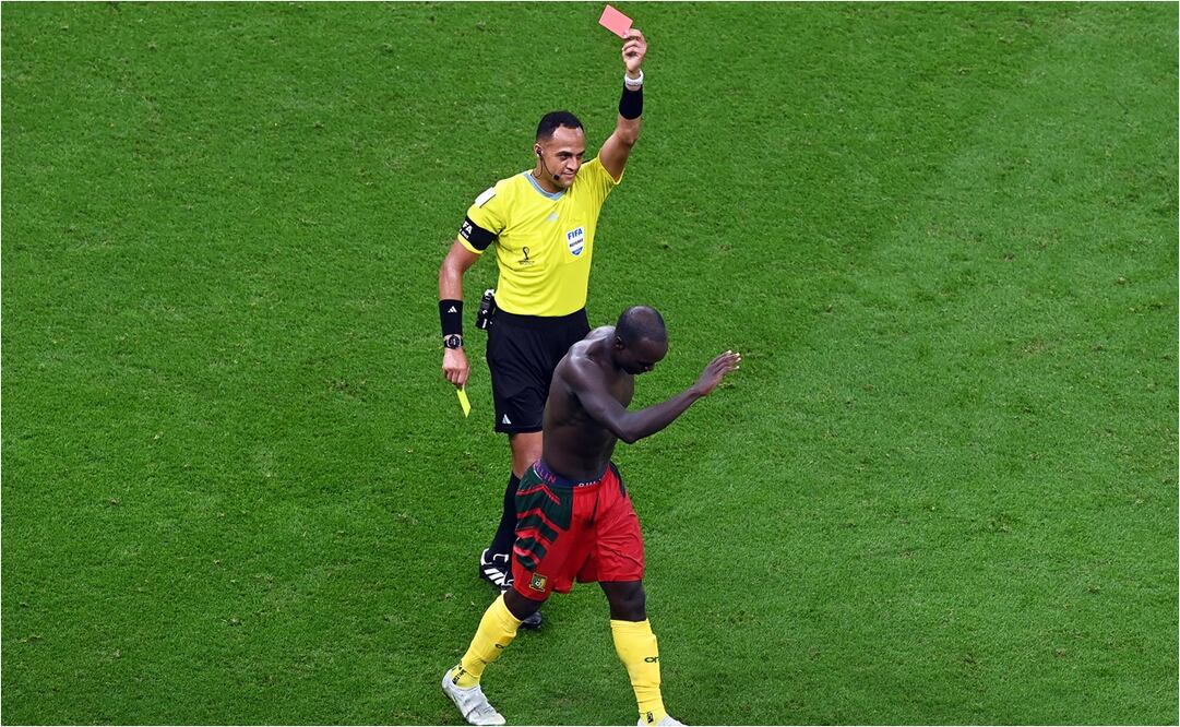 El árbitro central expulsó al futbolista por quitarse la camiseta en su festejo. FOTO: EFE