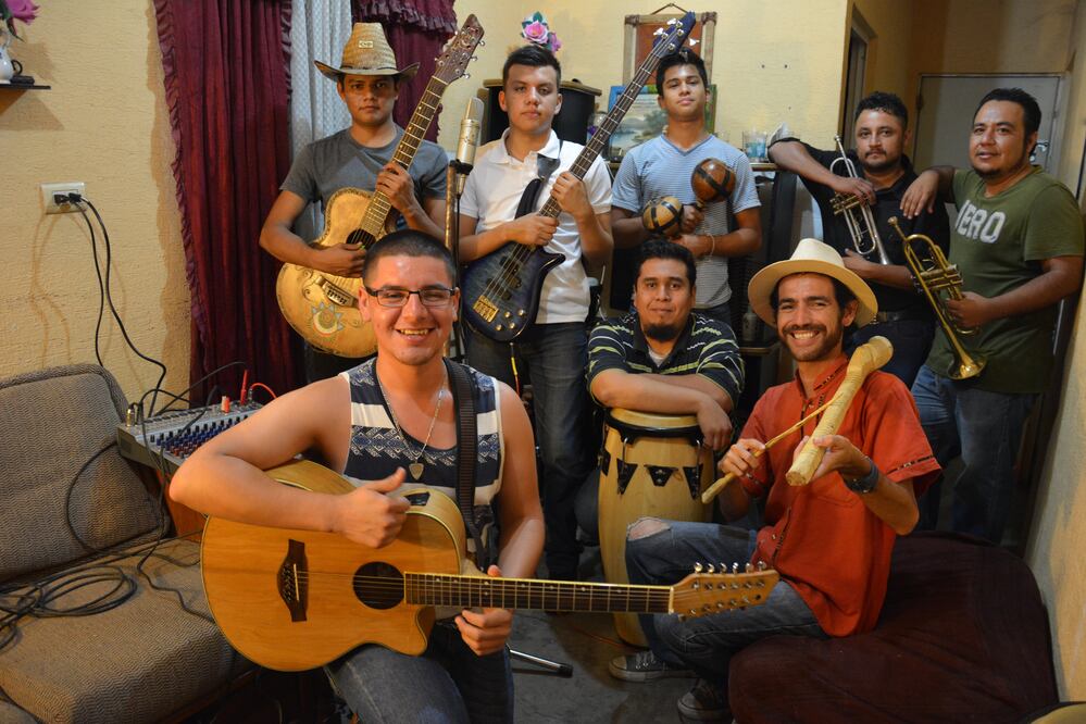 'Isaac Montijo y Los Buayumsestá' conformado por ocho músicos, un traductor de lengua mayo y una representante quien también es la administradora. (FOTO: AMALIA ESCOBAR)