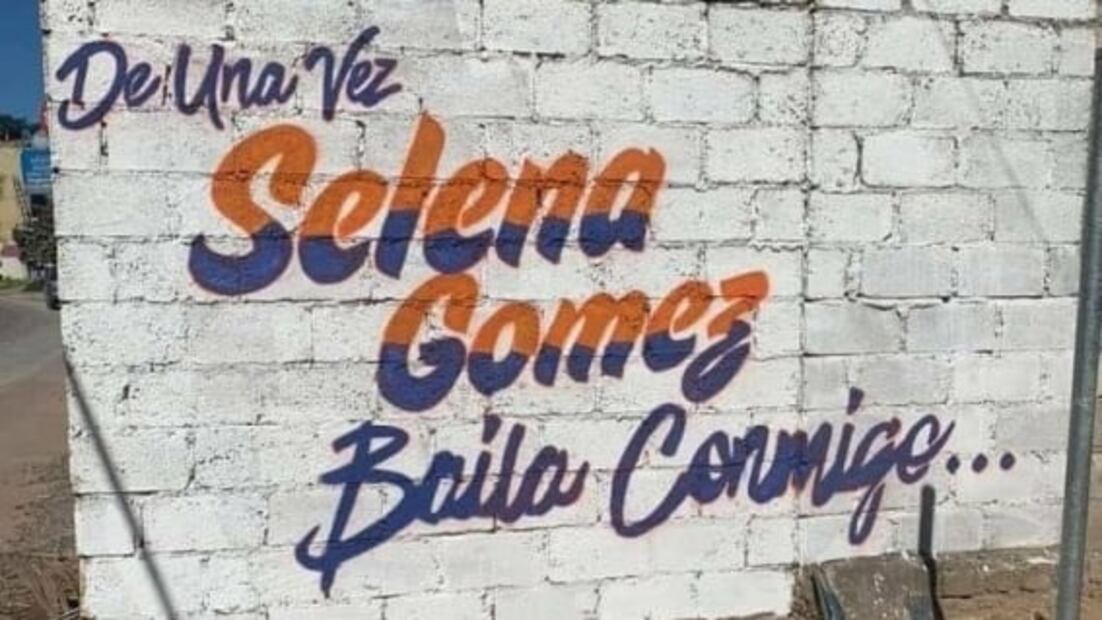 Bardas pintadas de Selena Gomez "invaden" calles de México