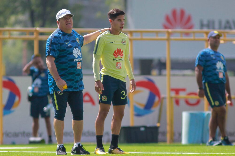 Imago7. Miguel Herrera con Diego Lainez en un entrenamiento con América 