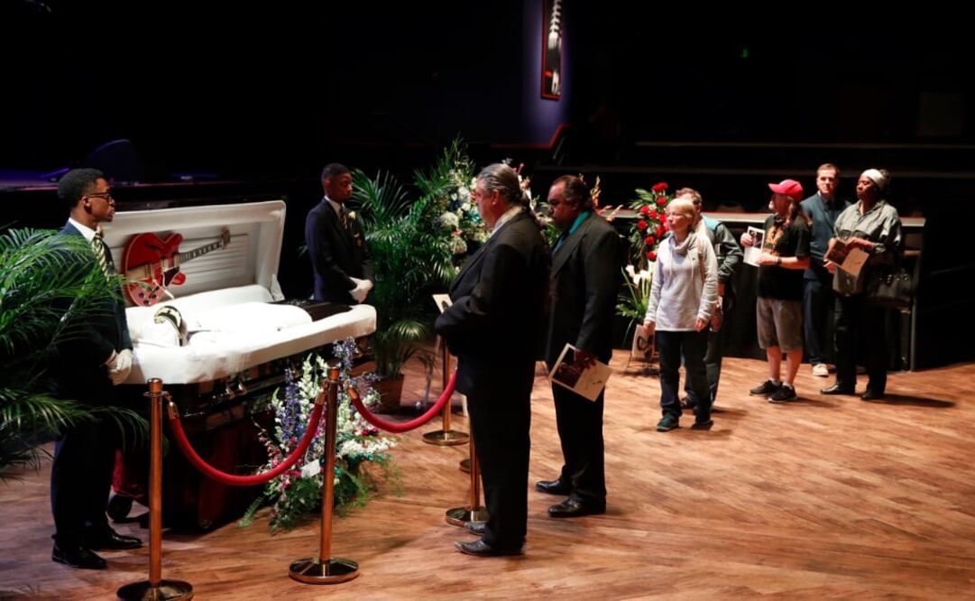 El féretro tenía su querida guitarra eléctrica Gibson ES-335 atornillada al interior de la cubierta. Foto:AP