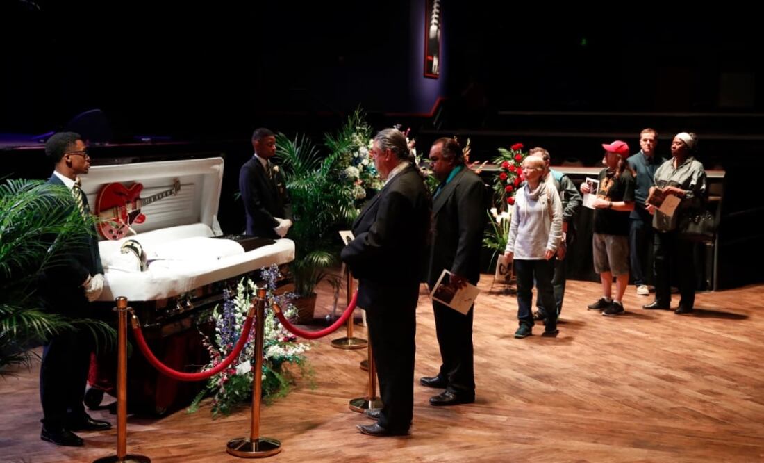 El féretro tenía su querida guitarra eléctrica Gibson ES-335 atornillada al interior de la cubierta. Foto:AP