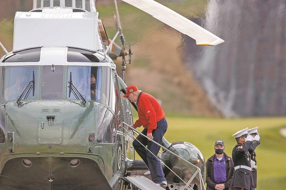 El presidente estadounidense, Donald Trump, ayer en el club de golf en Sterling, Virginia. Foto: TASOS KATOPODIS. AFP