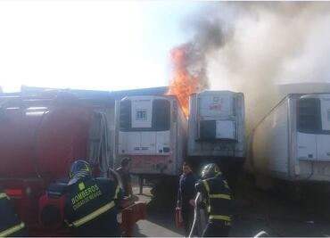 Incendio en tráiler de la Central de Abasto, en Iztapalapa, moviliza a equipos de emergencia; no se reportan personas lesionadas