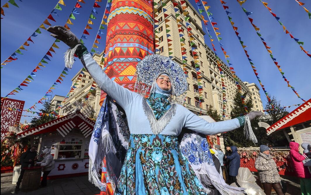 Imagen de un actor durante la inauguración del festival 'Moscow Maslenitsa' cerca de la Plaza Roja en Moscú, Rusia, el 21 de febrero de 2025, que forma parte del proyecto 'Invierno en Moscú' a realizarse del 21 de febrero al 2 de marzo de 2025. Foto: EFE