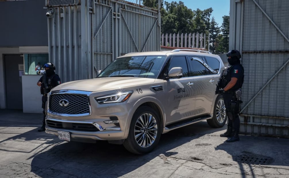 Carrozas fúnebres presuntamente con los restos de Nemesio Oseguera "El Mencho", salen de la FGR. Foto: Luis Camacho/ EL UNIVERSAL