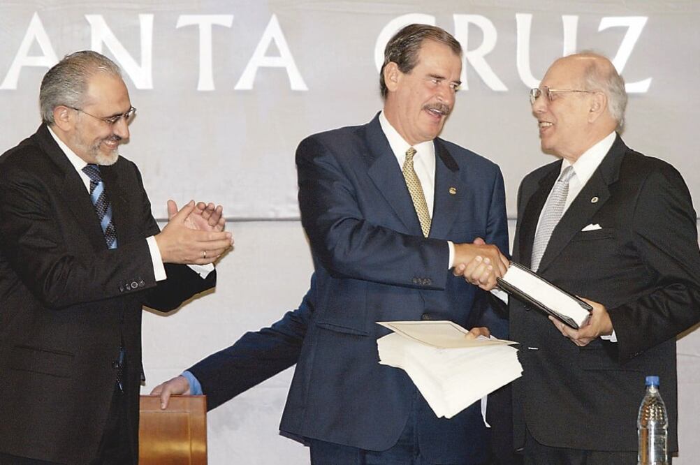 El entonces presidente boliviano Carlos Mesa aplaude mientras sus pares mexicano, Vicente Fox (centro) y uruguayo, Jorge Batlle, intercambian copias del acuerdo comercial bilateral firmado en Santa Cruz de la Sierra, Bolivia, en 2003. (FOTO: ARCHIVO)