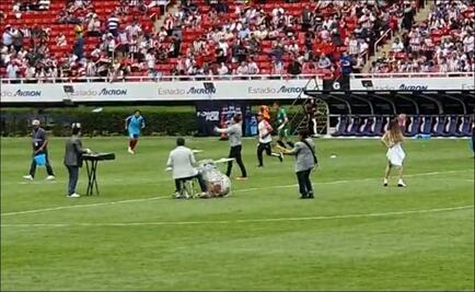 Engañan en el show del medio tiempo del partido de las Chivas