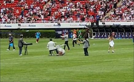 Engañan en el show del medio tiempo del partido de las Chivas