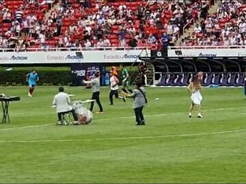 Engañan en el show del medio tiempo del partido de las Chivas