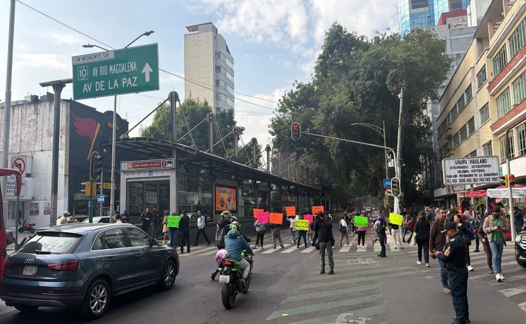 Bloqueo en Insurgentes a la altura de Barranca del Muerto provoca caos vial; trabajadores protestan por despidos. Foto: Especial