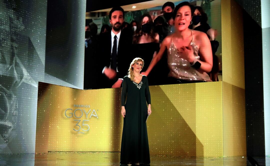 La productora francesa Valérie Delpierre (en la pantalla) recibe el Goya a la Mejor Película por "Las Niñas". Foto: EFE/Premios Goya/ Miguel A. Cordoba 