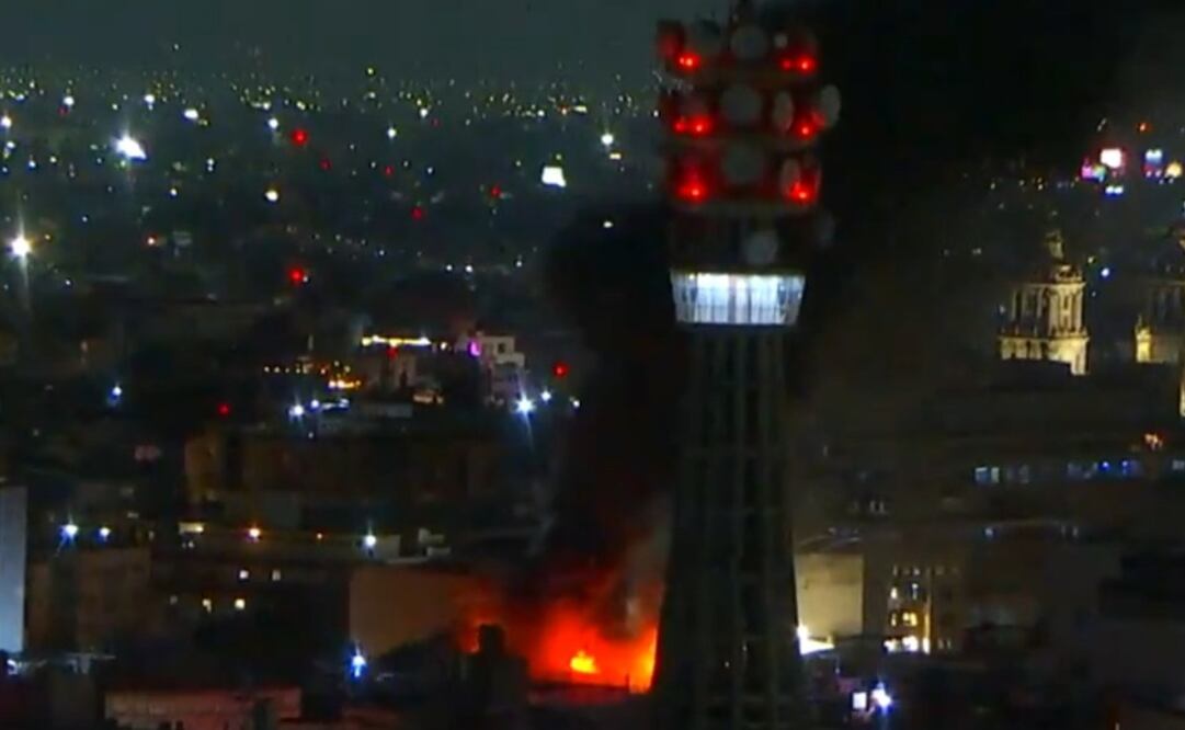 Incendio en la calle Ayuntamiento y Eje Central Lázaro Cárdenas Foto: Tomada de video